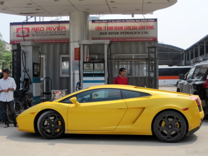 Siêu xe Lamborghini Gallardo màu vàng khá hiếm tại Hà Nội.